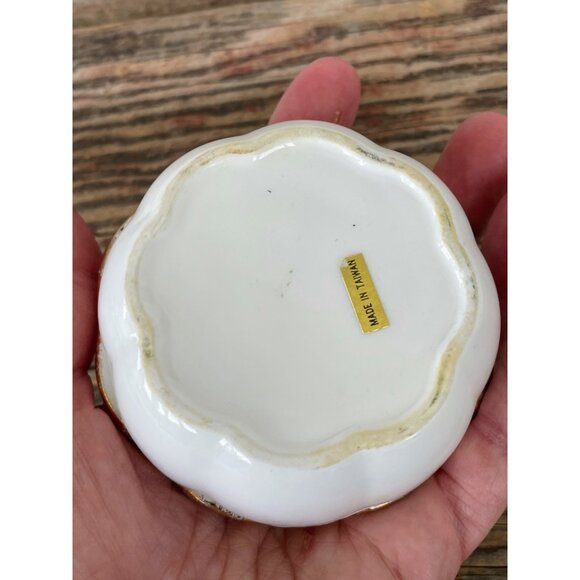 Vintage 1970s Porcelain Shabby pink rose Trinket Box - Picture 7 of 7